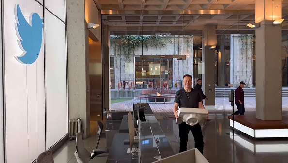 TOPSHOT - This video grab taken from a video posted on the Twitter account of billionaire Tesla chief Elon Musk on October 26, 2022 shows himself carrying a sink as he enters the Twitter headquarters in San Francisco. Elon Musk changed his Twitter profile to 