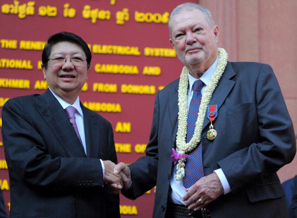 Art dealer Douglas Latchford, pictured right with Cambodia’s then-Deputy Prime Minister Sok An in 2009, was believed by authorities to have run ‘a vast antiquities trafficking network.’ PHOTO: TANG CHHIN SOTHY/AGENCE FRANCE-PRESSE/GETTY IMAGES
