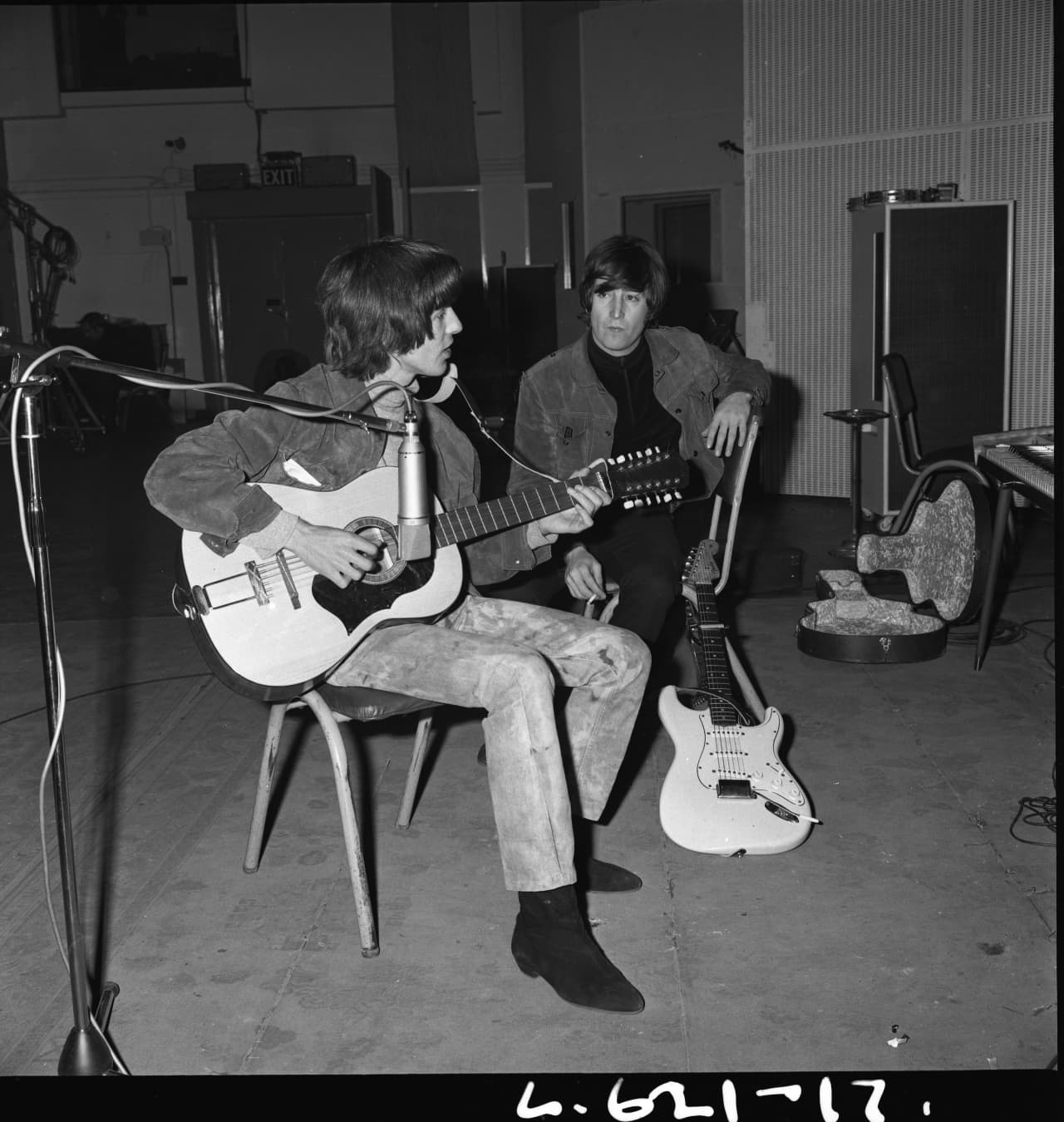 George Harrison playing John Lennon’s 1965 Framus Hootenanny
Beatles Book Photo Library
